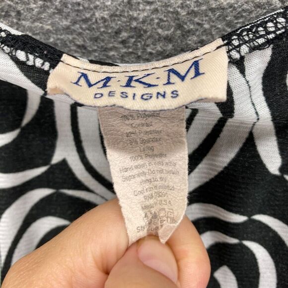 5/$45 MKM Blouse Women M Medium Black Geometric V-Neck Short Sleeve Pullover - Picture 3 of 6